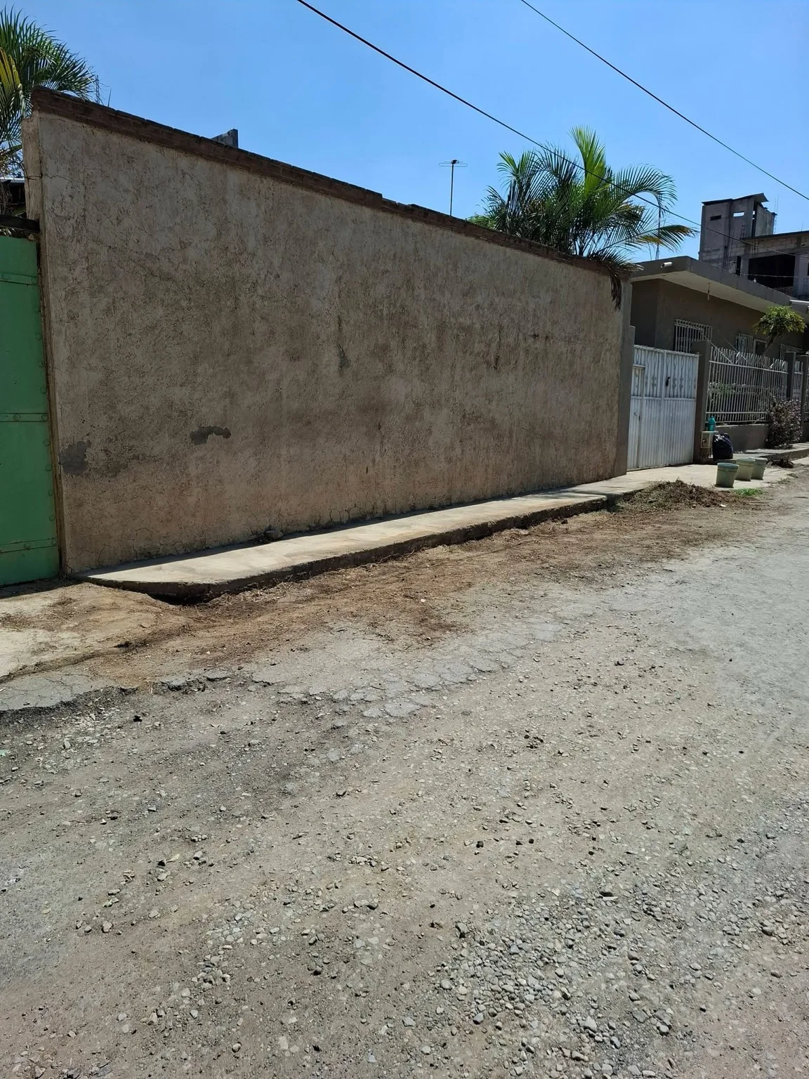Exterior de vivienda y banqueta