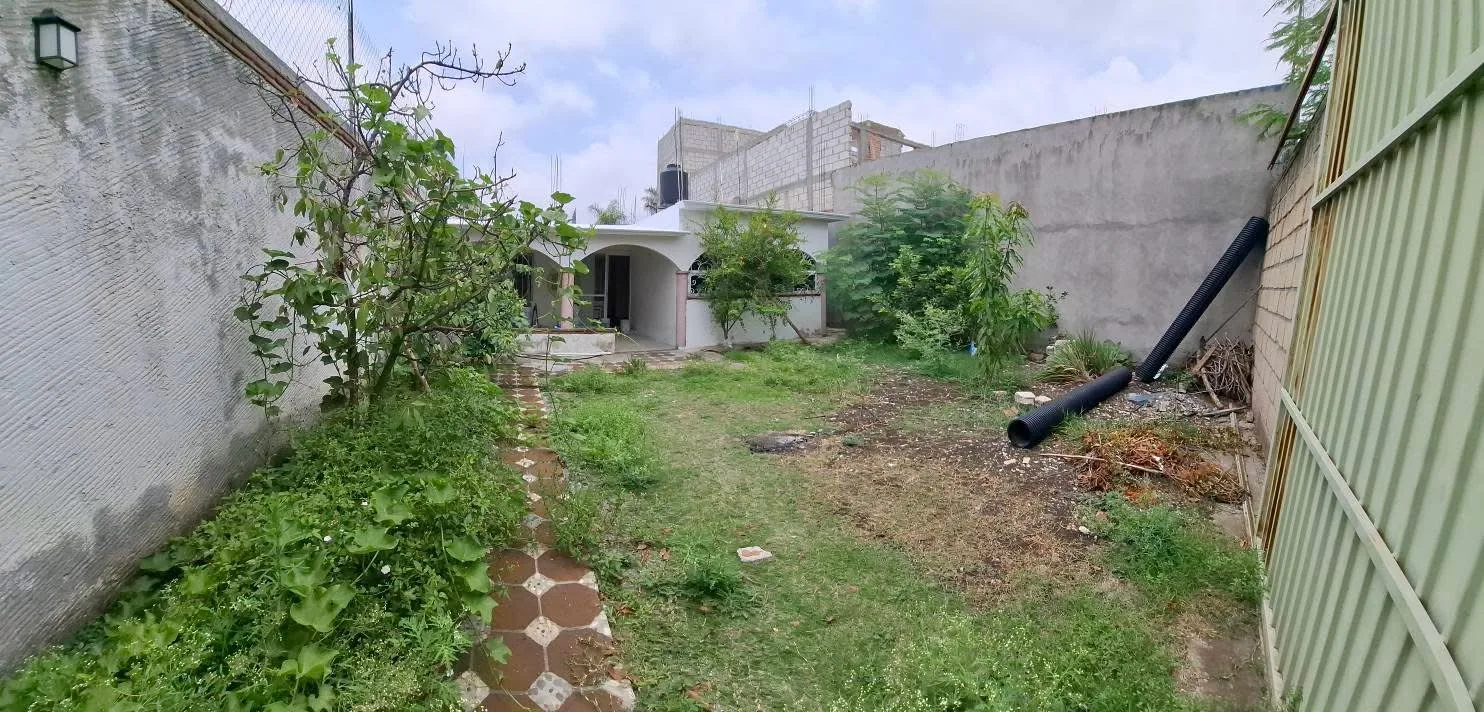 Patio residencial antes de mantenimiento